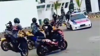 Bikers Banyak Gaya, Lagi Freestyle Malah Tabrak Mobil Polisi