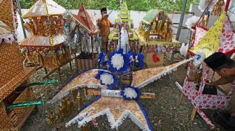 Warga menggotong aneka barang sedekah saat Perayaan Maulid Nabi Muhammad SAW di Kampung Tegalparang, Soyog, Serang, Banten, Minggu (1/11/2020). [ANTARA FOTO/Asep Fathulrahman]