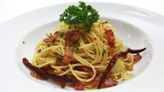 Tak Boleh Asal Santap, Wanita Ini Tunjukkan Etika Makan Mi atau Pasta