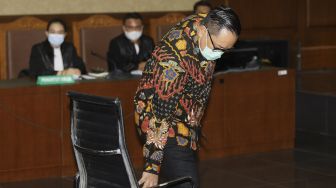 Terdakwa kasus suap penghapusan red notice Djoko Tjandra, Brigjen Prasetijo Utomo bersiap menjalani sidang dakwaan di Pengadilan Tipikor, Jakarta, Senin (2/11/2020). [Suara.com/Angga Budhiyanto]