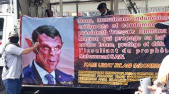 Spanduk Presiden Macron 'Iblis' Muncul di Aksi Bela Nabi 211