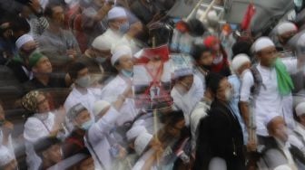 Massa yang tergabung dalam Aliansi Umat Islam membawa poster berisi protes saat melakukan aksi unjuk rasa di sekitar Kedubes Prancis, Jakarta, Senin (2/11/2020). [Suara.com/Angga Budhiyanto]