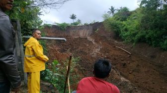 Longsor Sapu Jembatan Darurat, 25 KK di Desa Bugel Tasikmalaya Terisolir