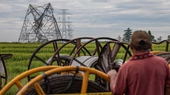 Warga melihat menara Saluran Udara Tegangan Ekstra Tinggi (SUTET) 136 transmisi 500 KV jaringan Batang-Ungaran milik PT PLN (Persero) yang roboh di area persawahan Desa Kebumen, Tersono, Batang, Jawa Tengah, Senin (2/11/2020).  [ANTARA FOTO/Aji Styawan]