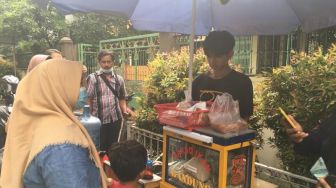 Tukang Bakso Mirip Raffi Ahmad Jualan di Depan SMP/SMK Widya Nusantara