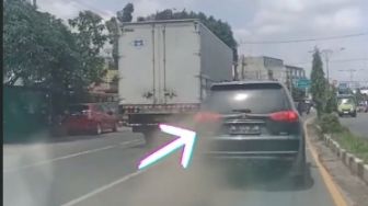 Viral Detik-detik Pajero Sport Pecah Ban Saat Ingin Menyalip Truk