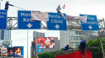 Agustinus Woro Kembali Panjat Papan Reklame, Jalan Sudirman Sempat Macet