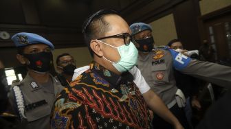 Terdakwa kasus suap penghapusan red notice Djoko Tjandra, Brigjen Prasetijo Utomo tiba untuk menjalani sidang dakwaan di Pengadilan Tipikor, Jakarta, Senin (2/11/2020). [Suara.com/Angga Budhiyanto]