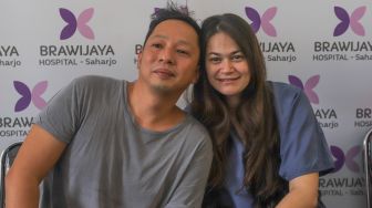 Ringgo Agus Rahman dan istrinya, Sabai Dieter Morscheck  saat menggelar konferensi pers terkait persalinan anak keduanya di Rs. Brawijaya Saharjo, Tebet, Jakarta Selatan, Senin (2/11). [Suara.com/Alfian Winanto]