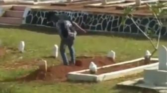 Viral Video ABG Menginjak-injak Makam Pahlawan, Publik: Pasti Nanti Nangis