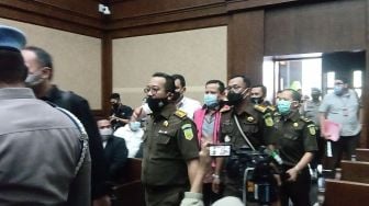 Hadiri Sidang Perdana Perkara Red Notice, Irjen Napoleon Kenakan Rompi Pink