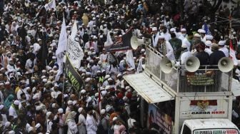 Massa yang tergabung dalam Aliansi Umat Islam berorasi dari atas mobil komando saat melakukan aksi unjuk rasa di sekitar Kedubes Prancis, Jakarta, Senin (2/11/2020). [Suara.com/Angga Budhiyanto]