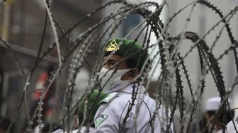 Kawat berduri yang dipasang pihak kepolisian untuk menahan massa yang tergabung dalam Aliansi Umat Islam saat melakukan aksi unjuk rasa di sekitar Kedubes Prancis, Jakarta, Senin (2/11/2020). [Suara.com/Angga Budhiyanto]