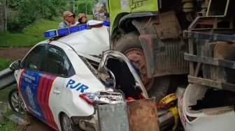 Mobil Polisi Hancur Ditabrak Truk di Tol, Sopir Truk Diminta Menyerahkan Diri