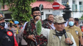 Aksi Bela Nabi di Malang, Kecam Presiden Prancis Dengan Nyemil &#039;Macaroni&#039; Ramai-Ramai