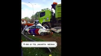 Ringsek Parah! Mobil PJR Terlindas Tronton di Tol, Netizen Kirim Doa Buat Sopir Truk..