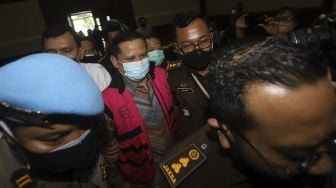 Terdakwa kasus suap penghapusan red notice Djoko Tjandra, Irjen Pol Napoleon Bonaparte (tengah) tiba untuk menjalani sidang dakwaan di Pengadilan Tipikor, Jakarta, Senin (2/11/2020). [Suara.com/Angga Budhiyanto]