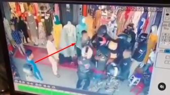 CCTV Dibongkar! Geng Moge Tak Hanya Pukuli TNI, Pak Polisi Juga Dikejar