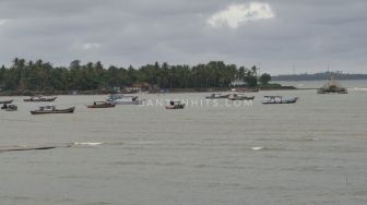 Jukung Disapu Gelombang, Nelayan Panimbang Hilang