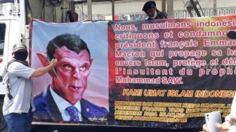 Spanduk Presiden Macron Iblis Muncul di Aksi Bela Nabi 211