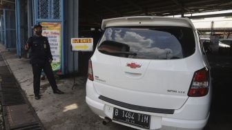 Petugas mengatur mobil yang akan melakukan uji emisi kendaraan di Kantor Dinas Lingkungan Hidup DKI Jakarta, Kramat Jati, Jakarta, Selasa (3/11/2020). [Suara.com/Angga Budhiyanto]