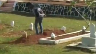 ABG Injak-injak Makam Pahlawan Sampai Cabut Nisan Kuburan