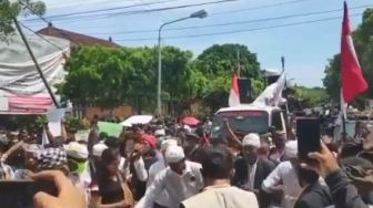 Massa Geruduk Kantor DPD Bali, Teriak Turunkan AWK
