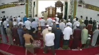 Seorang Pria Terobos Jamaah Sholat Subuh, Langsung Peluk Imam Masjid