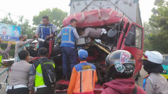 Mukjizat! Kecelakaan Truk Vs Tronton di Nganjuk, Terjepit Kabin Sunaryo Selamat