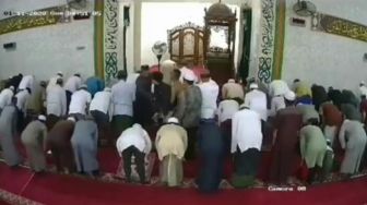 Lagi Pimpin Salat Subuh Berjemaah, Tiba-tiba Imam Masjid Ini Dipeluk Pria