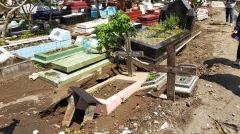 Akibat Hujan Deras, Belasan Makam di TPU Minomartani Amblas