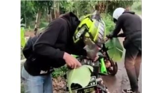 Musim Hujan Tiba, Pemotor Ini Punya Cara Unik Atasi Cipratan Air Hujan