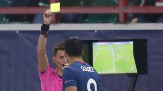 Momen Kocak Luis Suarez Kartu Kuning karena Intip Wasit Tinjau VAR