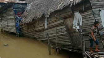 Rumah Warga Kertapati Ambruk Ke Sungai, Netizen: Viral Dulu, Baru Dibantu