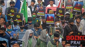 Ratusan orang dari sejumlah Ormas, santri, mahasiswa dan pondok pesantren yang tergabung dalam Forum Persaudaraan Muslim Banten (FPMB) berunjuk rasa di Alun-alun Serang, Banten, Rabu (4/11/2020). [ANTARA FOTO/Asep Fathulrahman]