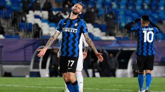 Gelandang Inter Milan Marcelo Brozovic memberikan isyarat selama pertandingan sepak bola grup B Liga Champions antara Real Madrid melawan Inter Milan di Stadion Alfredo di Stefano, Valdebebas, Madrid, Rabu (4/11) dini hari WIB.  [PIERRE-PHILIPPE MARCOU / AFP]