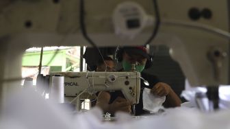 Pekerja menyelesaikan pembuatan masker kain di industri konveksi Rumah Kita Production di kawasan Tanjung Barat, Jakarta, Kamis (5/11/2020). [Suara.com/Angga Budhiyanto]
