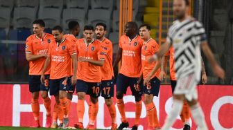 Penyerang Istanbul Basaksehir Demba Ba (tengah) merayakan gol pertama timnya selama selama pertandingan sepak bola Liga Champions UEFA grup H, antara Istanbul Basaksehir FK melawan Manchester United, di Stadion Basaksehir Fatih Terim, Kamis (5/11/2020) dini hari WIB. [OZAN ​​KOSE / AFP]