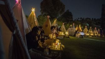 Pengunjung berada di dalam tenda saat menyaksikan film di bioskop outdoor Tenda di Bawah Bintang, Parongpong, Kabupaten Bandung Barat, Jawa Barat, Rabu (4/11/2020). [ANTARA FOTO/M Agung Rajasa]