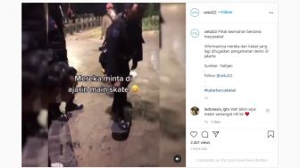 Viral Anak Nongkrong Ajari Aparat Main Skateboard, Akrabnya Bikin Salut!