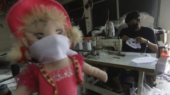 Pekerja menyelesaikan pembuatan masker kain di industri konveksi Rumah Kita Production di kawasan Tanjung Barat, Jakarta, Kamis (5/11/2020). [Suara.com/Angga Budhiyanto]