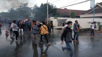 Massa Aksi Penolak Omnibus Law Ditangkap Polisi yang Menyamar Jadi Wartawan