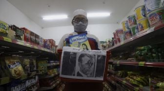 Karyawan membawa produk Prancis yang diboikot di salah satu minimarket di Jakarta, Kamis (5/11/2020). [Suara.com/Angga Budhiyanto]