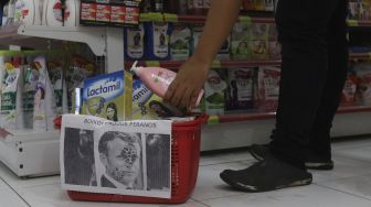 Karyawan memasukkan produk Prancis yang diboikot ke dalam keranjang di salah satu minimarket di Jakarta, Kamis (5/11/2020). [Suara.com/Angga Budhiyanto]