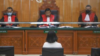 Suasana jalannya sidang putusan kasus narkoba dengan terdakwa Vanessa Angel di Pengadilan Negeri Jakarta Barat, Kamis (5/11). [Suara.com/Alfian Winanto]