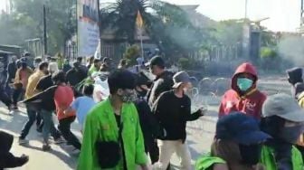 Unjuk Rasa di Gedung DPRD Kaltim, Ratusan Mahasiswa Dihujani Gas Air Mata