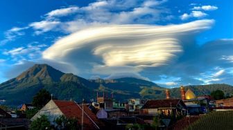Geger Awan Mirip UFO di atas Gunung Arjuno, BMKG Juanda Bilang Ini