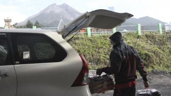 Pedagang mengemasi barang dagangannya di kawasan wisata Bungker Kaliadem, Cangkringan, Sleman, DI Yogyakarta, Jumat (6/10/2020). [ANTARA FOTO/Hendra Nurdiyansyah]