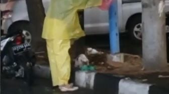 Sosok Ristianisa di Balik Wanita Viral Payungi Kucing Lagi Makan saat Hujan