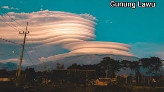 Muncul Awan Seperti UFO di Gunung Lawu, Ketahui Bahaya Lenticular Clouds